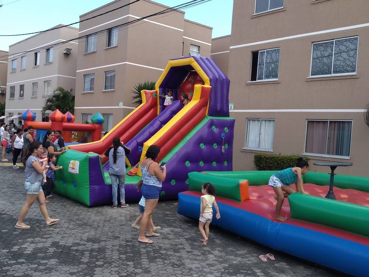 Locação de brinquedos infláveis para festas em, condomínios.